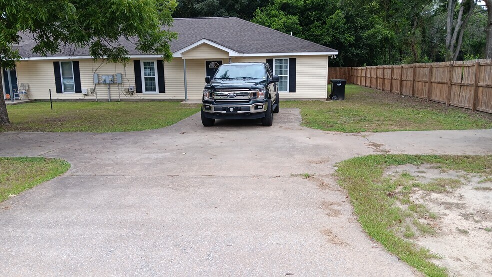 Front yard/ Parking area - 1741 Elvan Ave