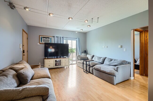 Building Photo - 953 N Rohlwing Rd