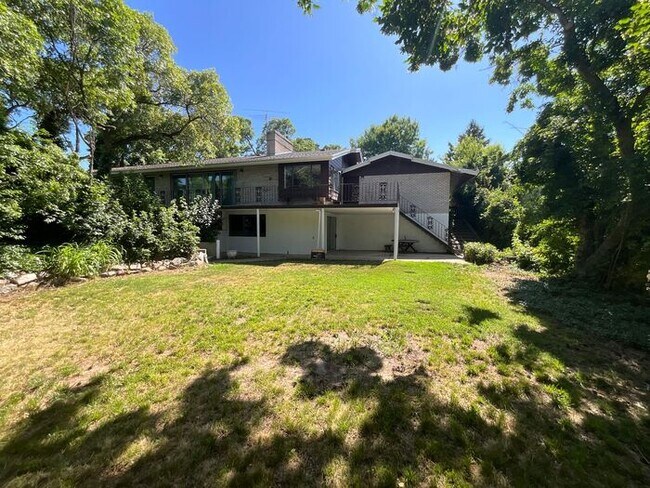 Building Photo - 4 bdrm 3 bth plus a Den/office Home 2 Car ...