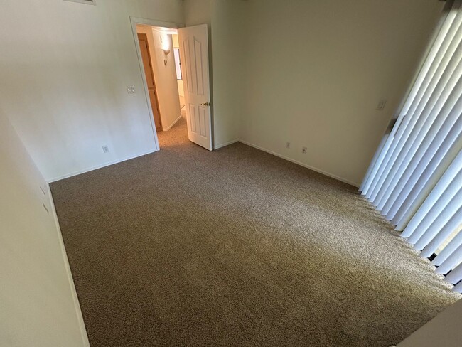 Building Photo - EXCELLANT ONE BEDROOM AND ONE BATHOOM SPRI...