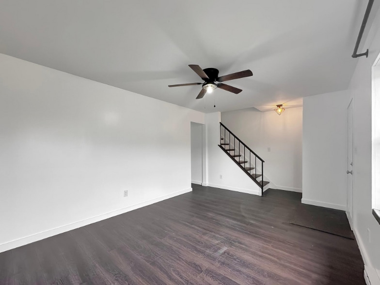 Building Photo - 877 Donegal Dr W