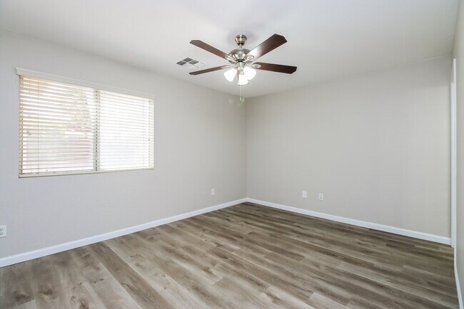 Building Photo - 1161 E Lakeview Dr