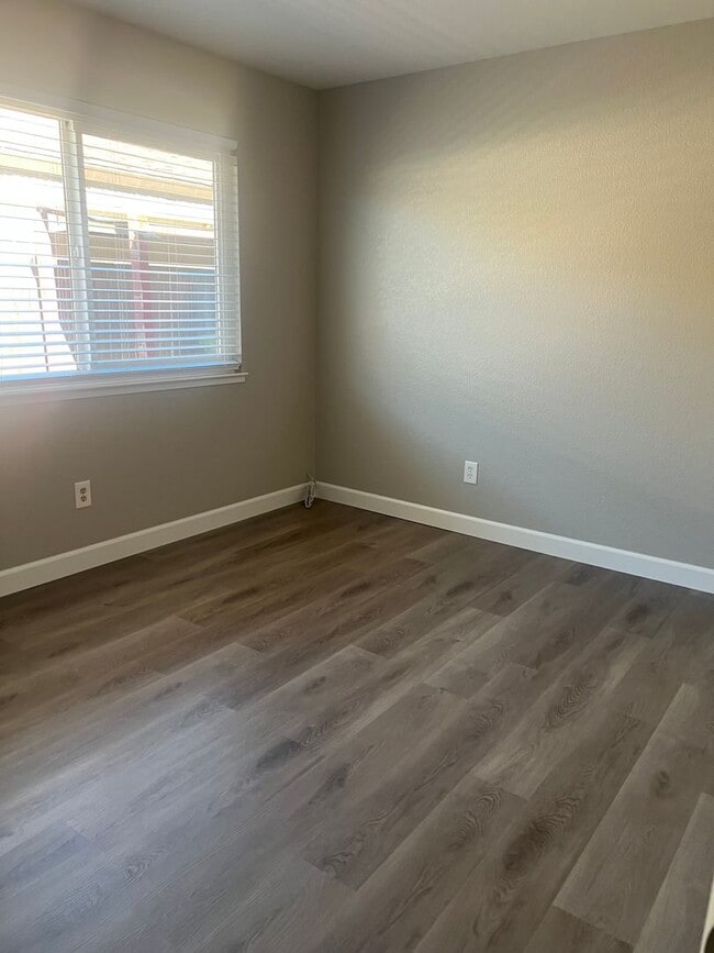 Building Photo - 3bd Duplex