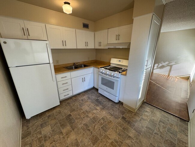 Building Photo - Spacious One-Bed One-Bath Condo Located At...