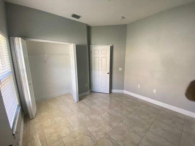 Building Photo - 4/3 Kissimmee Home with Guest-Suite