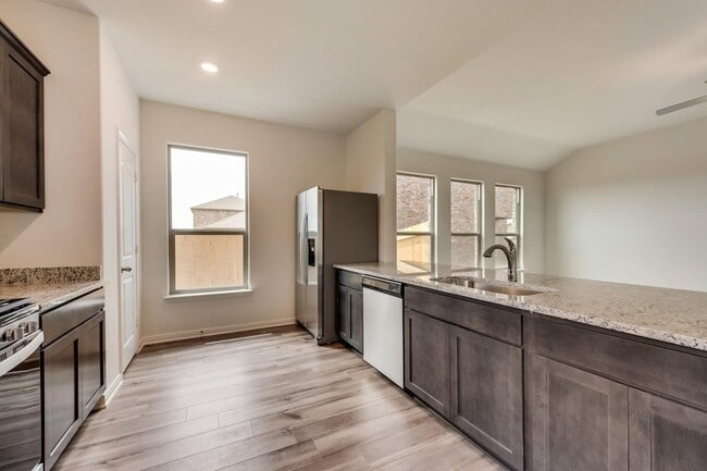 Building Photo - 833 Serena Dr
