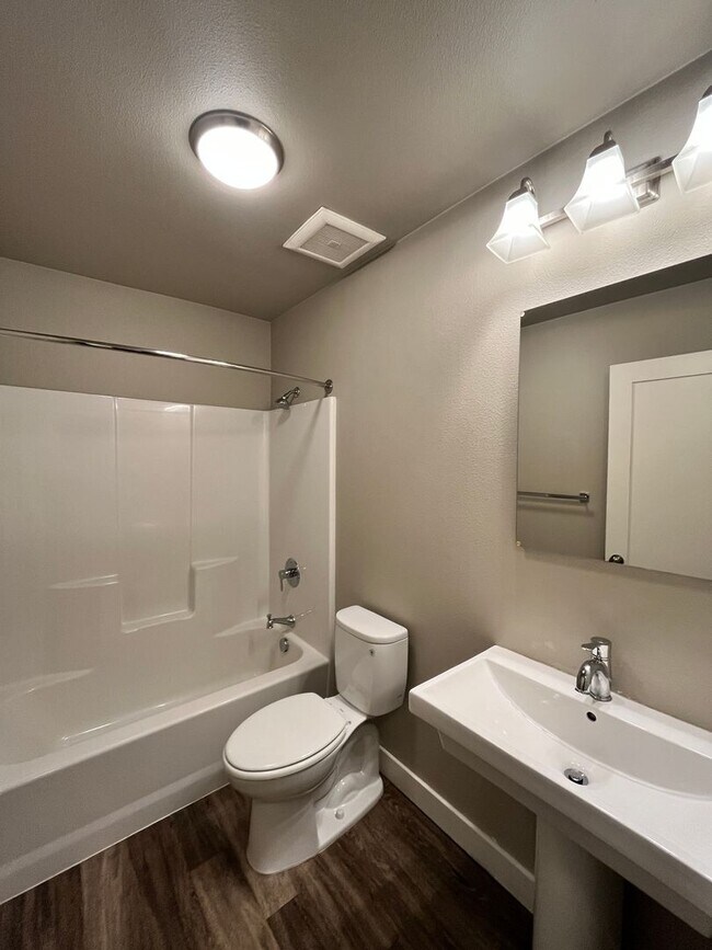 Building Photo - Large 3 Bedroom 2 Bathroom! In-Unit Washer...