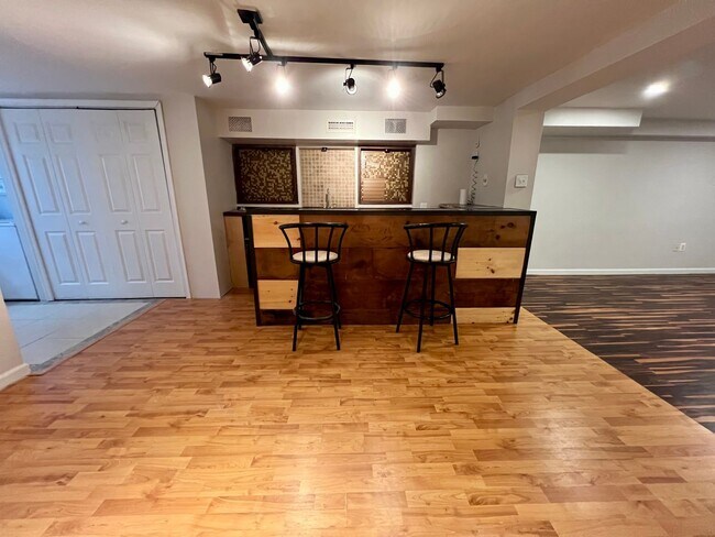 Building Photo - 3-Bedroom Townhome in Parkwood with Finished Basement! Available NOW!
