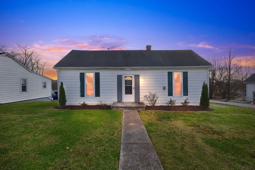 Primary Photo - 992 N Maple St