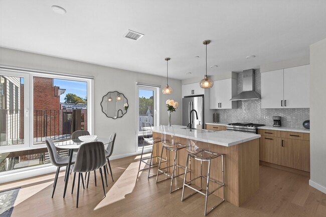 Building Photo - 457 W Broadway