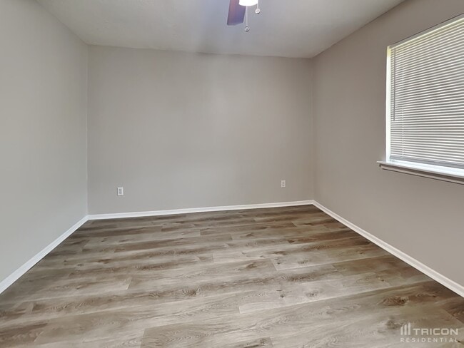 Building Photo - 10406 Overview Dr
