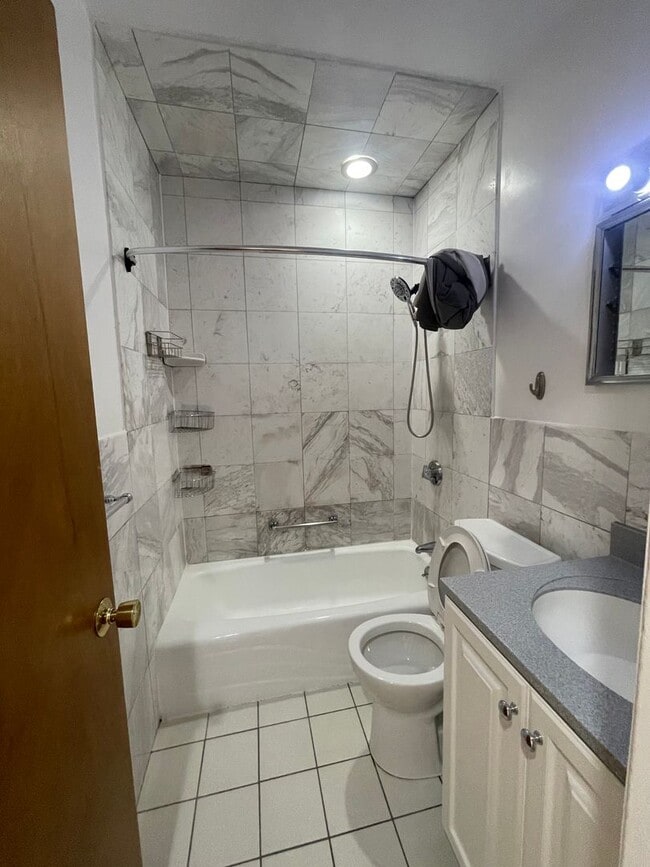 Building Photo - Large, updated 3 bed unit in a prime location in Brookline!