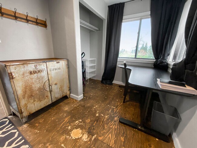 Building Photo - Portland Loft: Fully Furnished Loft Living with views of the golf course $300 Utility Fee