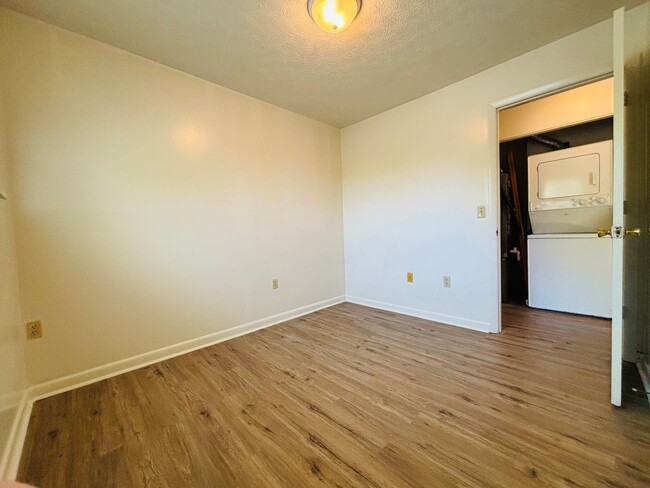 Building Photo - 3 Bedroom, 2 Bath Apartment