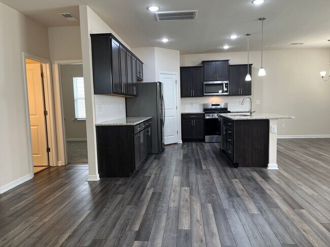 Building Photo - AMAZING LOCATION, Fantastic 4 Bed Home, In...
