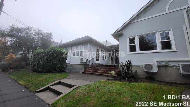Primary Photo - Large 1BD I 1BA Unit - Hawthorne Belmont!