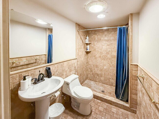 Building Photo - 602 S Front St