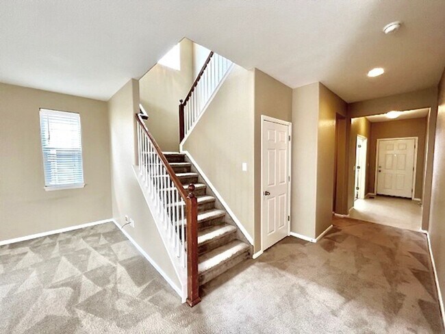 Building Photo - FABULOUS 4 BEDROOM HOME IN EASTVIEW ESTATES!!