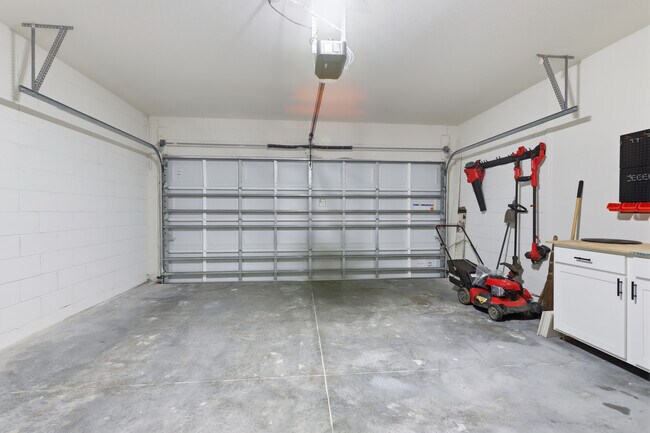 Building Photo - 1749 Shadow Trce Wy