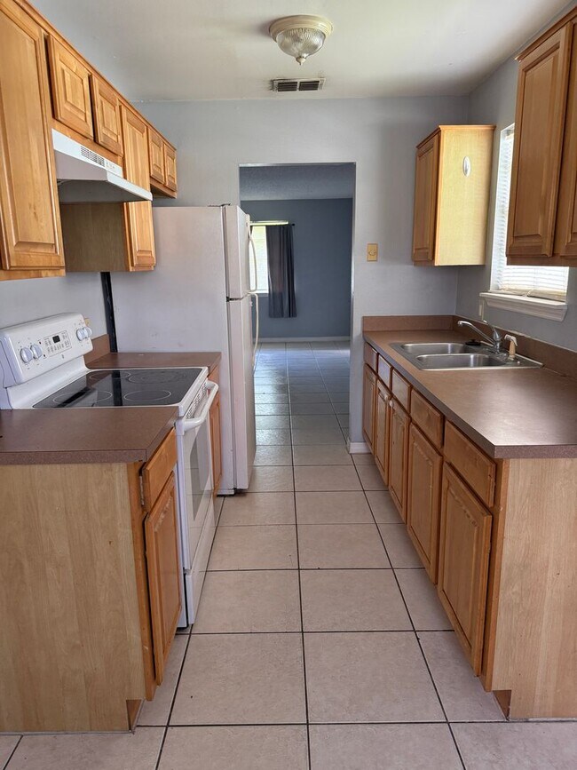 Building Photo - 2 bed 1 bath with 855 sf. Great location b...