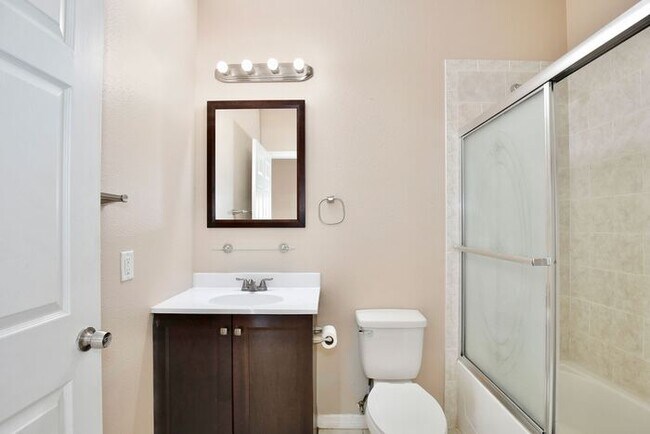 Building Photo - Spacious 4/2 Home with a Large Fenced Backyard and a 2 Car Garage Located in Buena Ventura Lakes ...