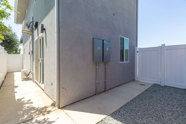 Building Photo - CHARMING Newly Constructed 1BD/BA Availabl...