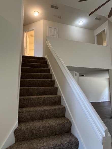 Building Photo - 1208 E Jeffery Dr