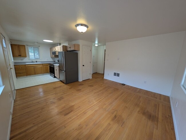 Building Photo - Federal Way One Bedroom Available Now! ALL...