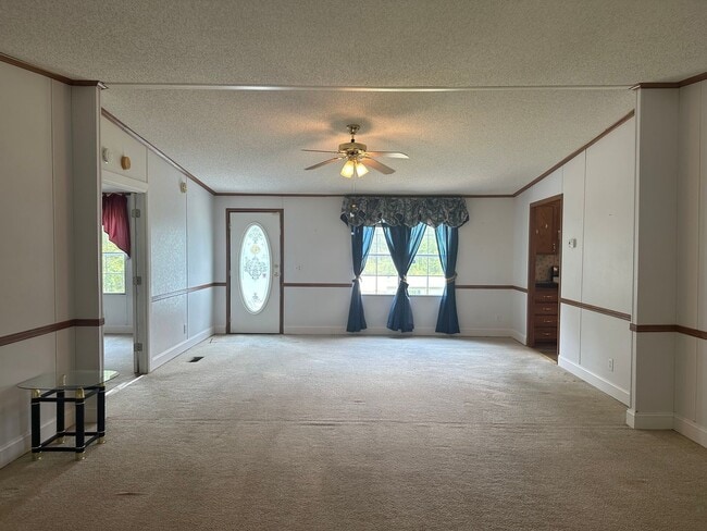 Building Photo - 4 bedroom 2 bathroom spacious home!