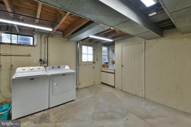 Building Photo - 27 Bysher Ave