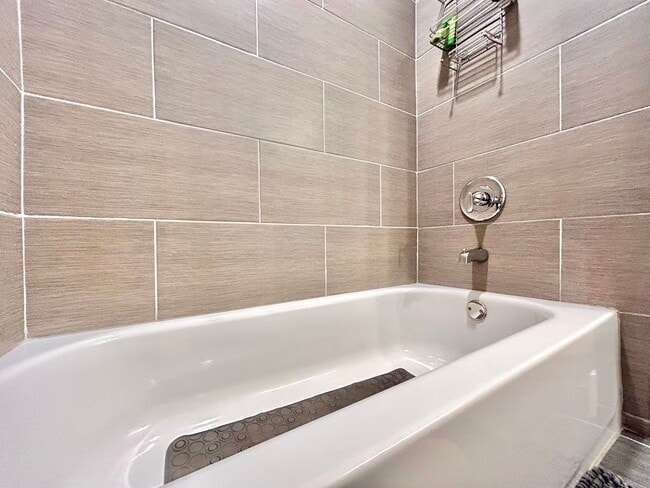 Building Photo - 909 Reinli St