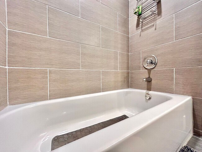 Building Photo - Modern & Cozy 2BR/2BA Home with Stylish Finishes and Natural Light