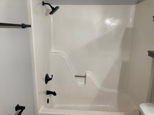 Building Photo - Newly Renovated 2 Bedroom 1.5 Bathroom Tow...
