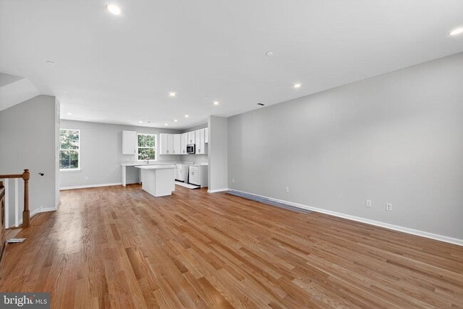 Building Photo - 43 Roosevelt Ave