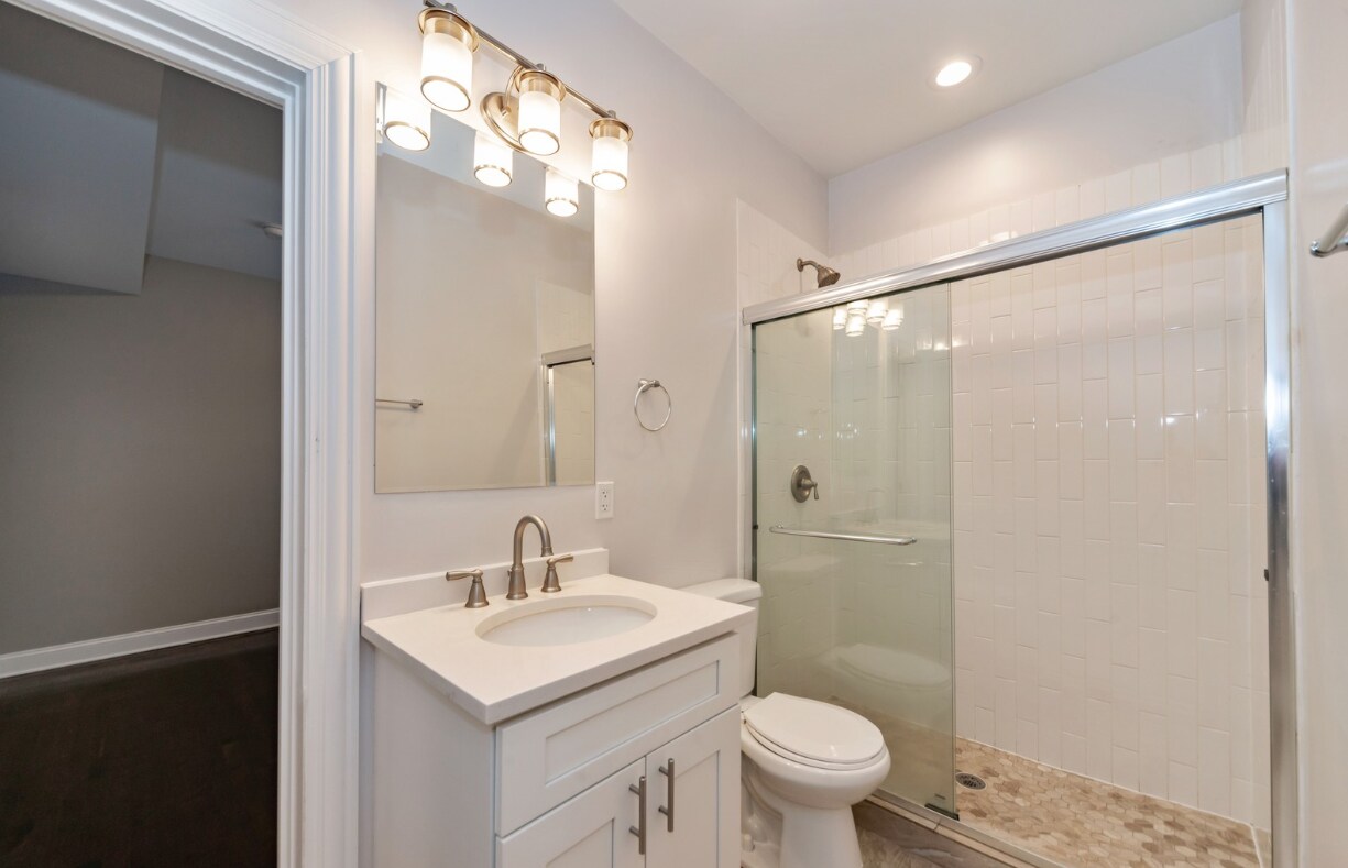 Building Photo - 2428 N Avers Ave
