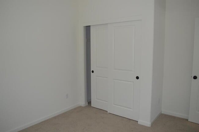 Building Photo - 573 Bedfordshire Dr