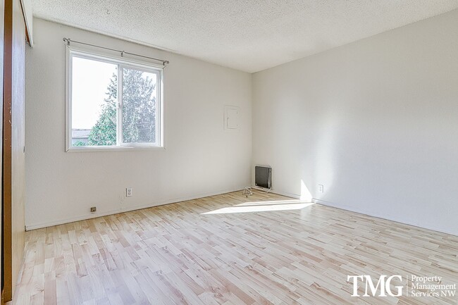 Building Photo - Cozy 2 bed 1 bath Pet Friendly Condo in Ca...