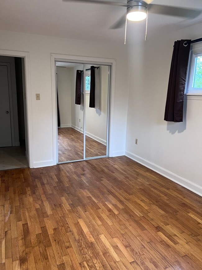 Building Photo - Cute Cottage, Super convenient location/ w...