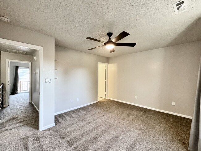 Building Photo - Freshly painted & Available NOW! Tri-Level...