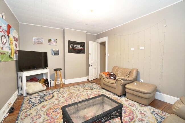 Building Photo - 5 Bedroom/ 2 Bathroom on Fairview Mins. from UC Campus Only $695/pp ($3475/mo)!