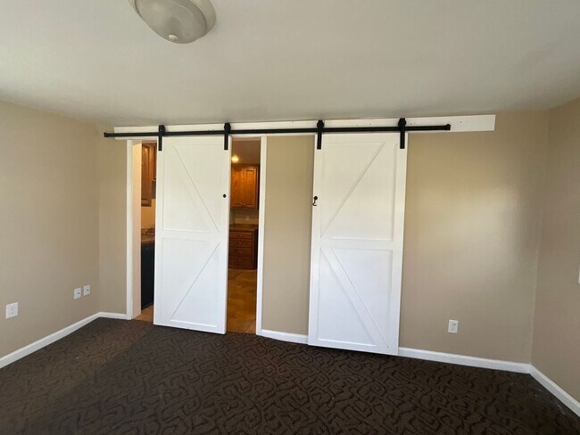 Building Photo - 2 Bedroom with move in special