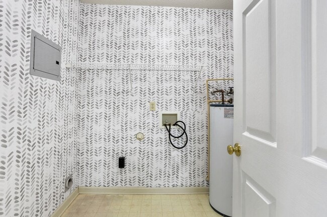 Building Photo - 2 Bedroom 2 Bathroom Gated Community