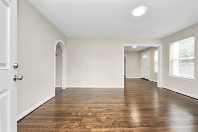 Building Photo - 608 Thomas Ave