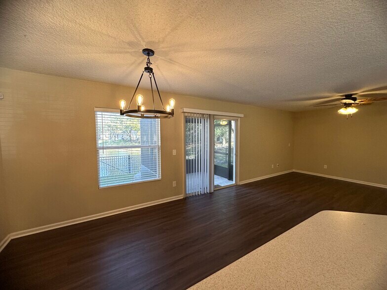 Building Photo - 1630 Vineland Cir