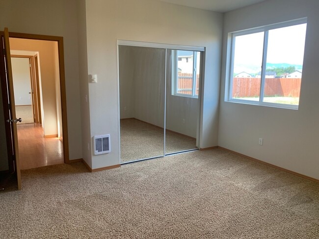 Building Photo - Large Home for Rent in Currier Creek