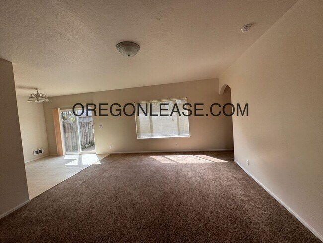 Building Photo - 3 bedroom North Eugene home with full size...