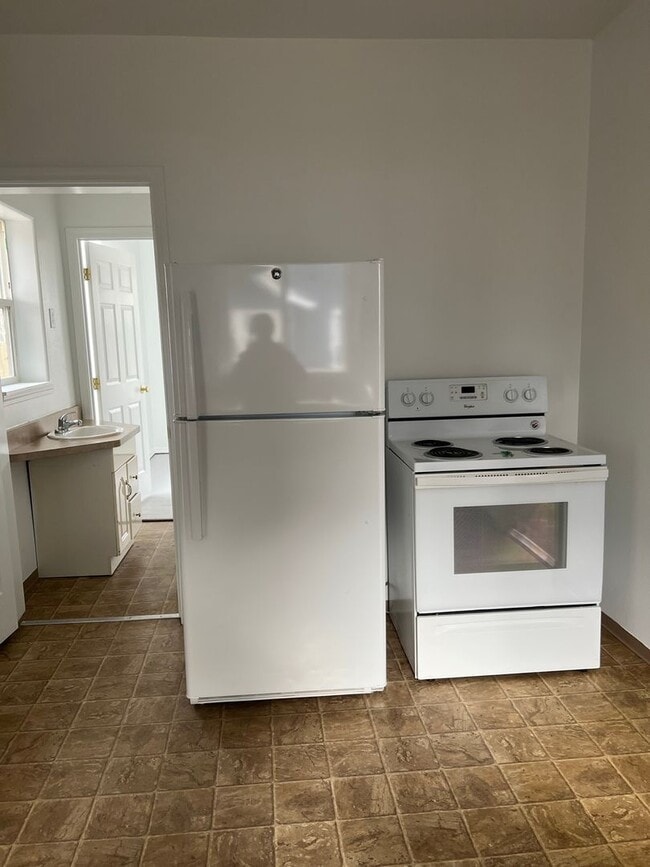 Building Photo - 2 bedrooms with bonus room!