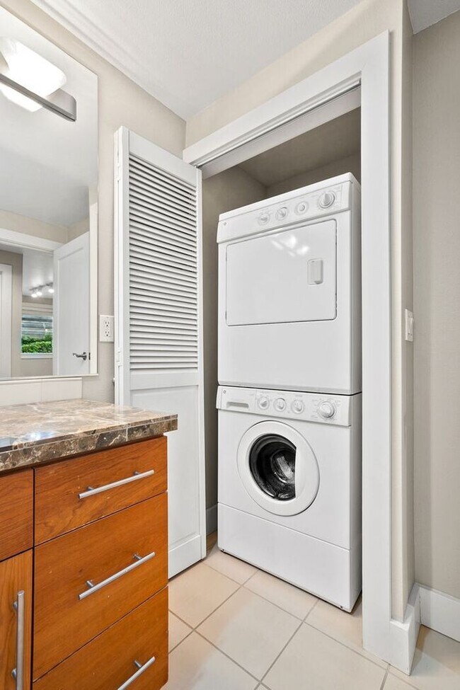 Building Photo - Fabulous Urban Retreat Condo in Celebrated...