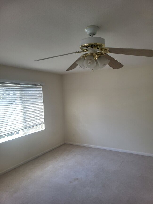 Building Photo - 5049 Pine Lake Ct