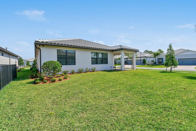 Building Photo - 758 SE Courances Dr